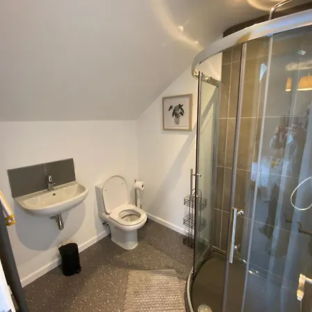 Modern Studio Apartment Set Beneath The Black Mountains A Stones Throw From The Offas Dyke Path Clodock Exterior photo