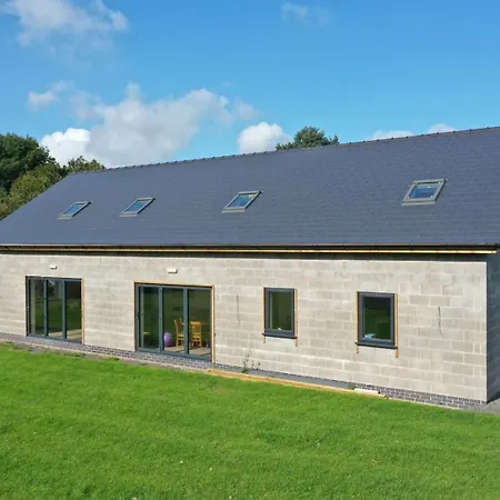 Modern Studio Apartment Set Beneath The Black Mountains A Stones Throw From The Offas Dyke Path Clodock Exterior photo
