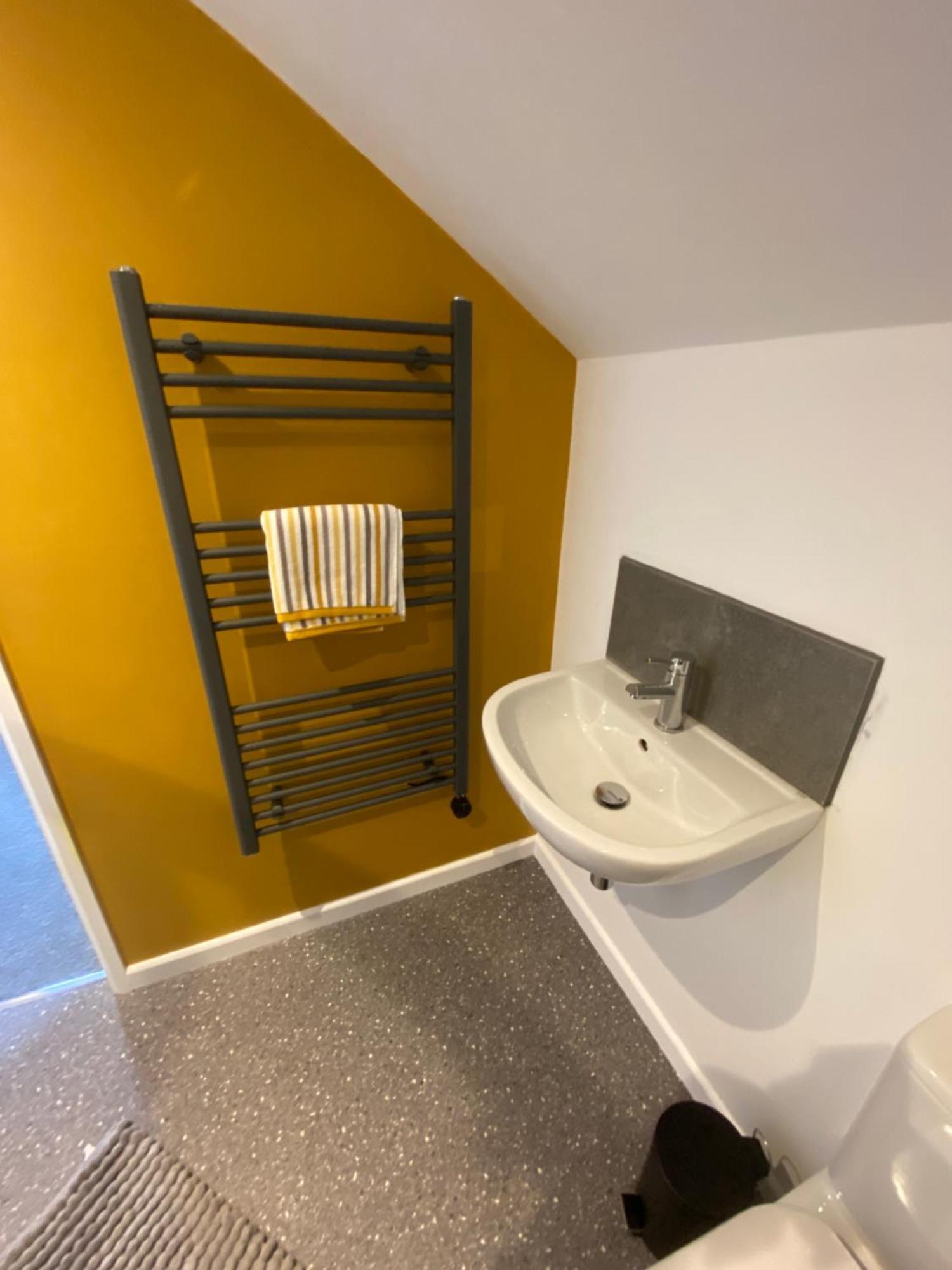 Modern Set Beneath The Black Mountains A Stones Throw From The Offas Dyke Path Apartment Clodock